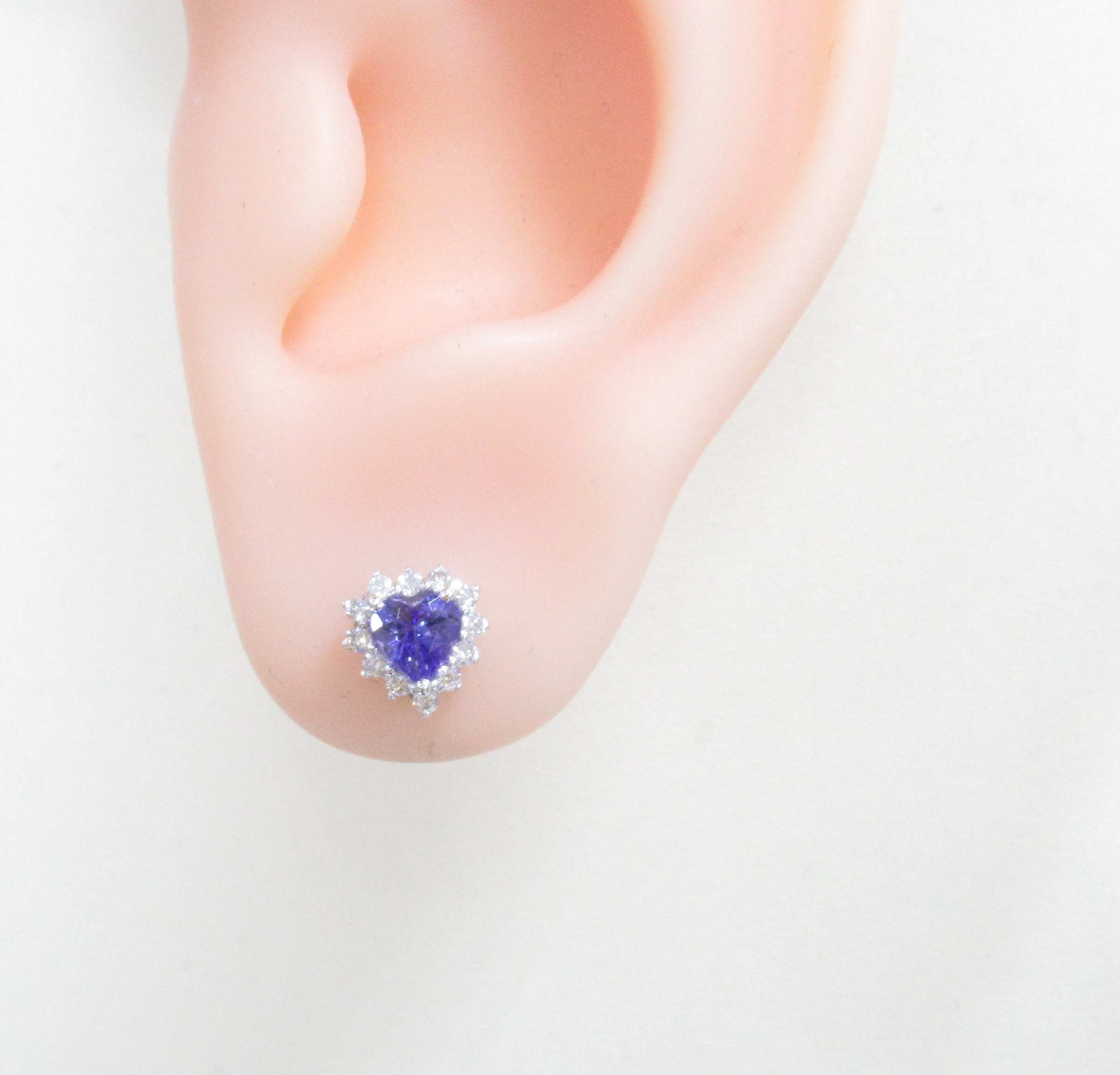 Серьги-пусеты из белого золота с танзанитами "Сердца"